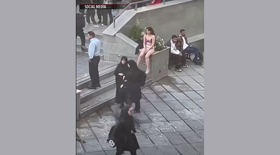 Арест за иранка, разсъблякла се на публично място в знак на протест (ВИДЕО)